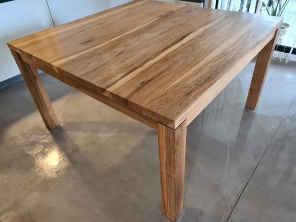 MESA CUADRADA PETERIBI