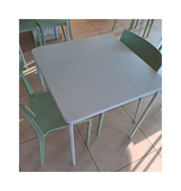 Mesa y sillas